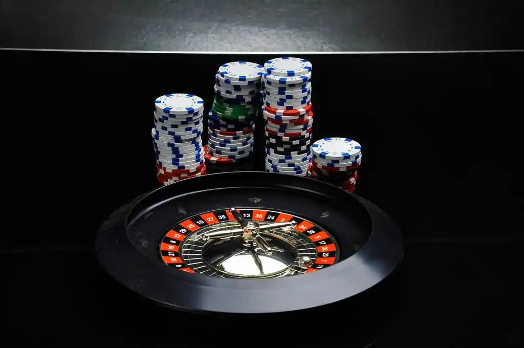 Studio multi-kamera menampilkan dealer langsung dalam permainan baccarat di gacor united